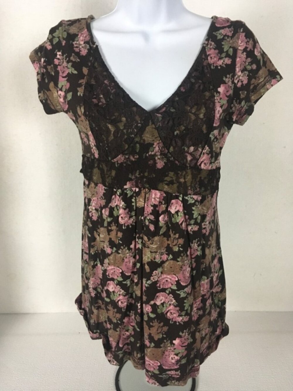 L E I Top Size XL Junior V neck  Black w Pink Tan Flowers Lace Tie Back V neck